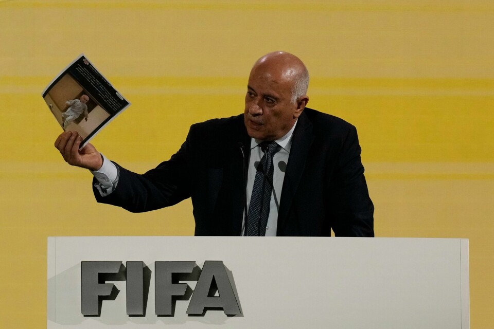 PFA-president Jibril Rajoub ønsker at Fifa skal suspendere Israel. PFA-president Jibril Rajoub ønsker at Fifa skal suspendere Israel. Foto: Sakchai Lalit / AP Photo / NTB.