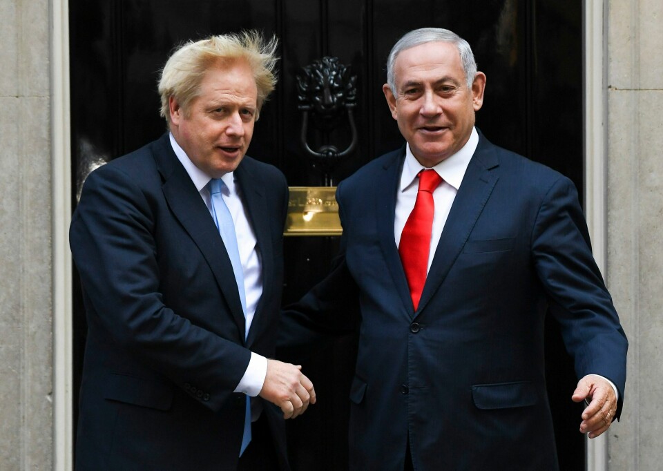 Boris Johnson og Benjamin Netanyahu utenfor den britiske statsministerboligen 10 Downing Street. Boris Johnson og Benjamin Netanyahu utenfor den britiske statsministerboligen 10 Downing Street. Foto: Alberto Pezzali / AP / NTB