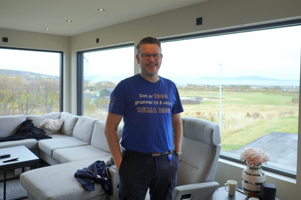 Fritz Isaksen, som jobber som kjøpmann, har lagt mye penger på bordet for å få denne utsikten til Varangerfjorden. Fritz Isaksen har lagt mye penger på bordet for å få denne utsikten til Varangerfjorden.