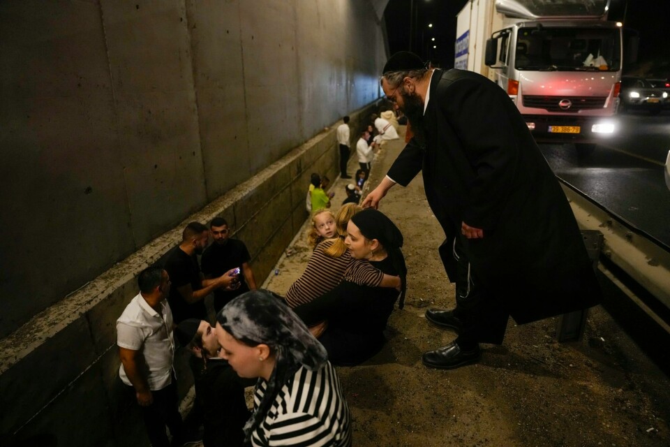 Over hele Israel ble folk bedt om å søke tilflukt i bomberom eller andre steder som kunne gi ly. På bildet søker folk dekning i en grøftekant ved en motorvei i byen Shoresh tirsdag kveld. Over hele Israel ble folk bedt om å søke tilflukt i bomberom eller andre steder som kunne gi ly. På bildet søker folk dekning i en grøftekant ved en motorvei i byen Shoresh tirsdag kveld.