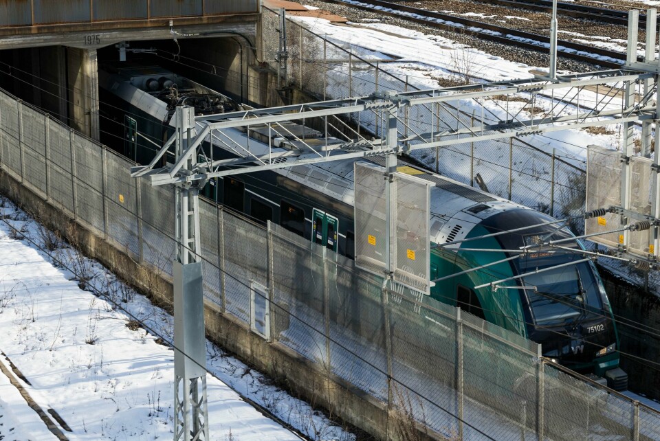 Ett løp i Blixtunnelen mellom Oslo S og Ski er stengt som følge av vannlekkasjer. Det samme var problemet da tunnelen måtte stenges like etter åpningen i 2022. Illustrasjonsfoto. Mandag sto rundt 70 passasjerer fast i Blixtunnelen i rundt tre timer. Foto: Alf Simensen / NTB