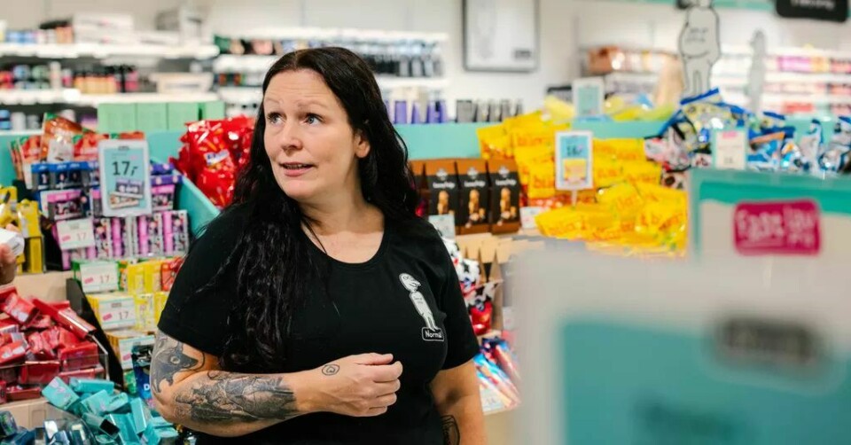 Regjeringen vil at flere skal få varig lønnstilskudd fra Nav. – Det håper jeg virkelig de får til. Det er ikke lett å finne jobb når man er litt ufør, sier Grete Marion Kroken. Hun er delvis ufør og jobber i butikk tre dager i uka. Nav og arbeidsgiver spleiser på lønna hennes. Regjeringen vil at flere skal få varig lønnstilskudd fra Nav. – Det håper jeg virkelig de får til. Det er ikke lett å finne jobb når man er litt ufør, sier Grete Marion Kroken. Hun er delvis ufør og jobber i butikk tre dager i uka. Nav og arbeidsgiver spleiser på lønna hennes.