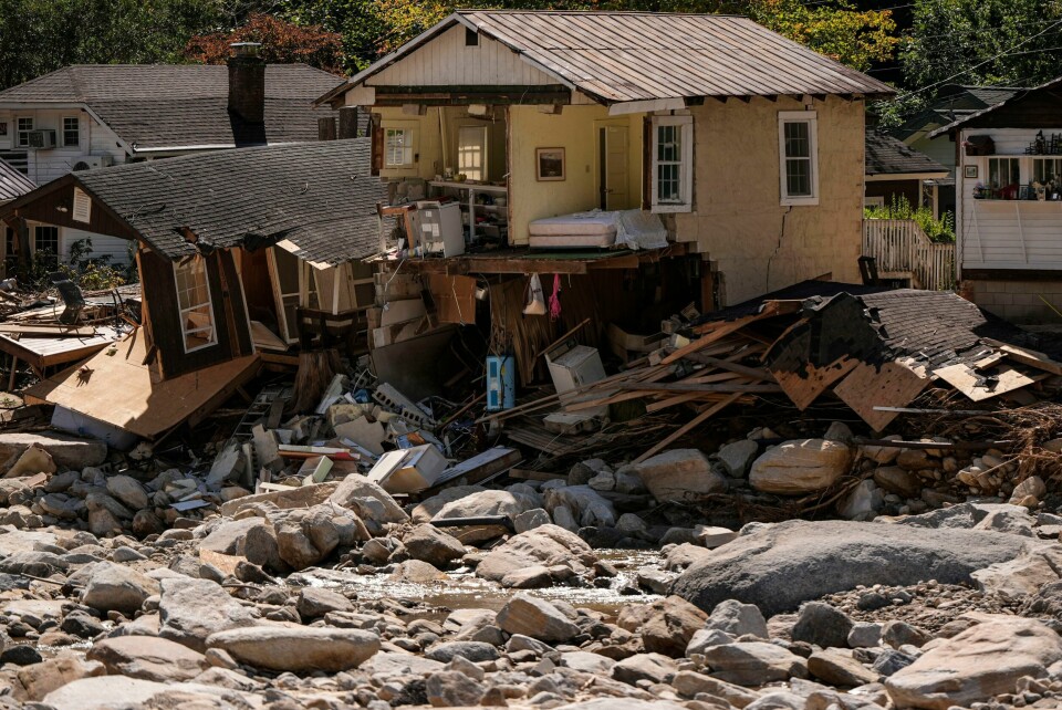 200 mennesker er nå bekreftet døde etter orkanen Helene. Her er et ødelagt hus i North Carolina. Det er ikke mye igjen av Chimney Rock Village i North Carolina etter orkanen Helenes herjinger. Foto: Mike Stewart / AP / NTB