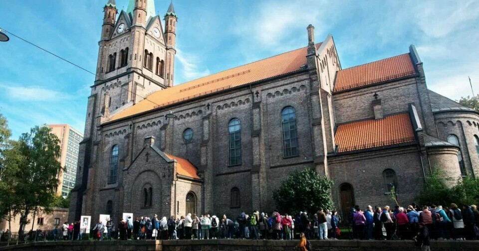 I tiden fra 9 til 11 er Grønland kirke, som samarbeider med Fattighuset, åpen så folk kan vente og få litt varme i kroppen. Deretter går de over gata til Fattighuset for å hente en bærepose med matvarer. I tiden fra 9 til 11 er Grønland kirke, som samarbeider med Fattighuset, åpen så folk kan vente og få litt varme i kroppen. Deretter går de over gata til Fattighuset for å hente en bærepose med matvarer.