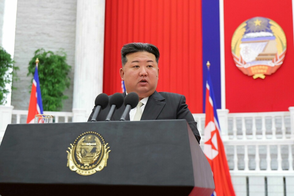 Nord-Koreas leder Kim Jong-un, her under en tale i forrige måned, sier at Sør-Korea og USA kan bli angrepet med atomvåpen hvis de to landene krenker nordkoreansk territorium. Nord-Koreas leder Kim Jong-un, her under en tale i forrige måned, sier at Sør-Korea og USA kan bli angrepet med atomvåpen hvis de to landene krenker nordkoreansk territorium. Foto: KCNA / AP / NTB