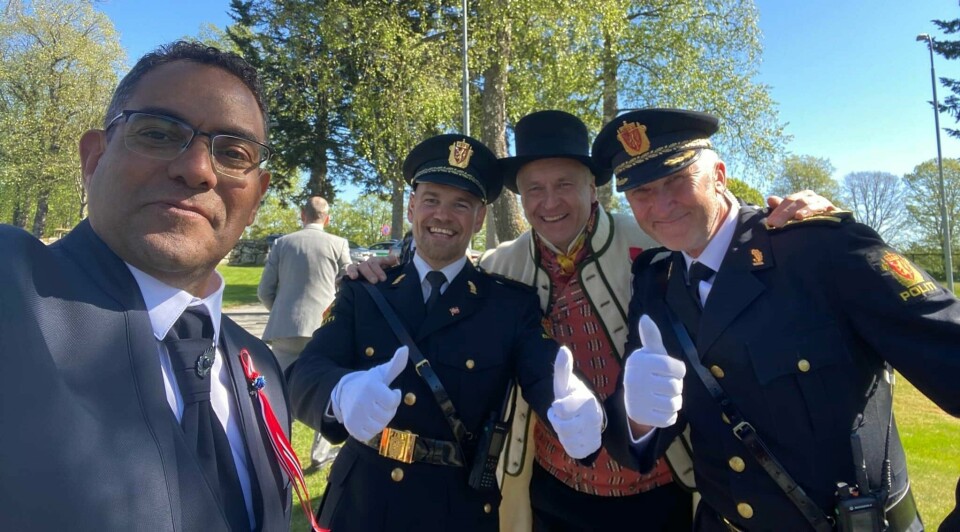I tre år har Samir Tawfiq vært leder av 17. mai-komiteen i Askim, som den første med innvandrerbakgrunn. Her fra årets feiring sammen med ordfører Saxe Frøshaug (Sp), som er omkranset av Christer Arnold Christoffersen og Olav Unnestad fra politiet. I tre år har Samir Tawfiq vært leder av 17. maikomiteen i Askim, som den første med innvandrerbakgrunn. Her fra årets feiring sammen med ordfører Saxe Frøshaug (Sp) som er omkranset av Christer Arnold Christoffersen og Olav Unnestad fra politiet.