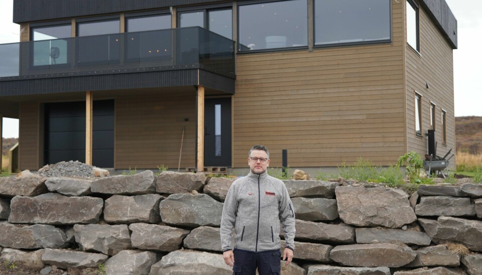 Fritz Isaksen foran det nybygde huset i Vadsø i Øst-Finnmark.