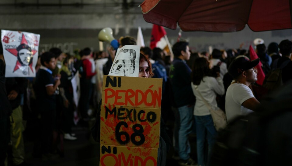 «Aldri tilgi og aldri glem» står det på plakaten til en demonstrant som minnes Tlatelolco-massakren 2. oktober 1968. «Aldri tilgi og aldri glem» står det på plakaten til en demonstrant som minnes Tlatelolco-massakren 2. oktober 1968. Foto: Eduardo Verdugo / AP / NTB