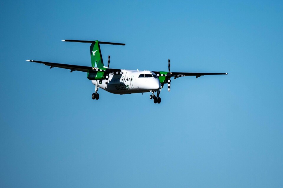 Et fly fra flyselskapet Widerøe fotografert under innflyging til Oslo lufthavn Gardermoen. Et Widerøe-fly på vei fra Trondheim til Evenes måtte fredag lande i Bodø på grunn av tekniske problemer. Bildet viser et av flyselskapets fly ved Oslo lufthavn i Gardermoen. Foto: Annika Byrde / NTB
