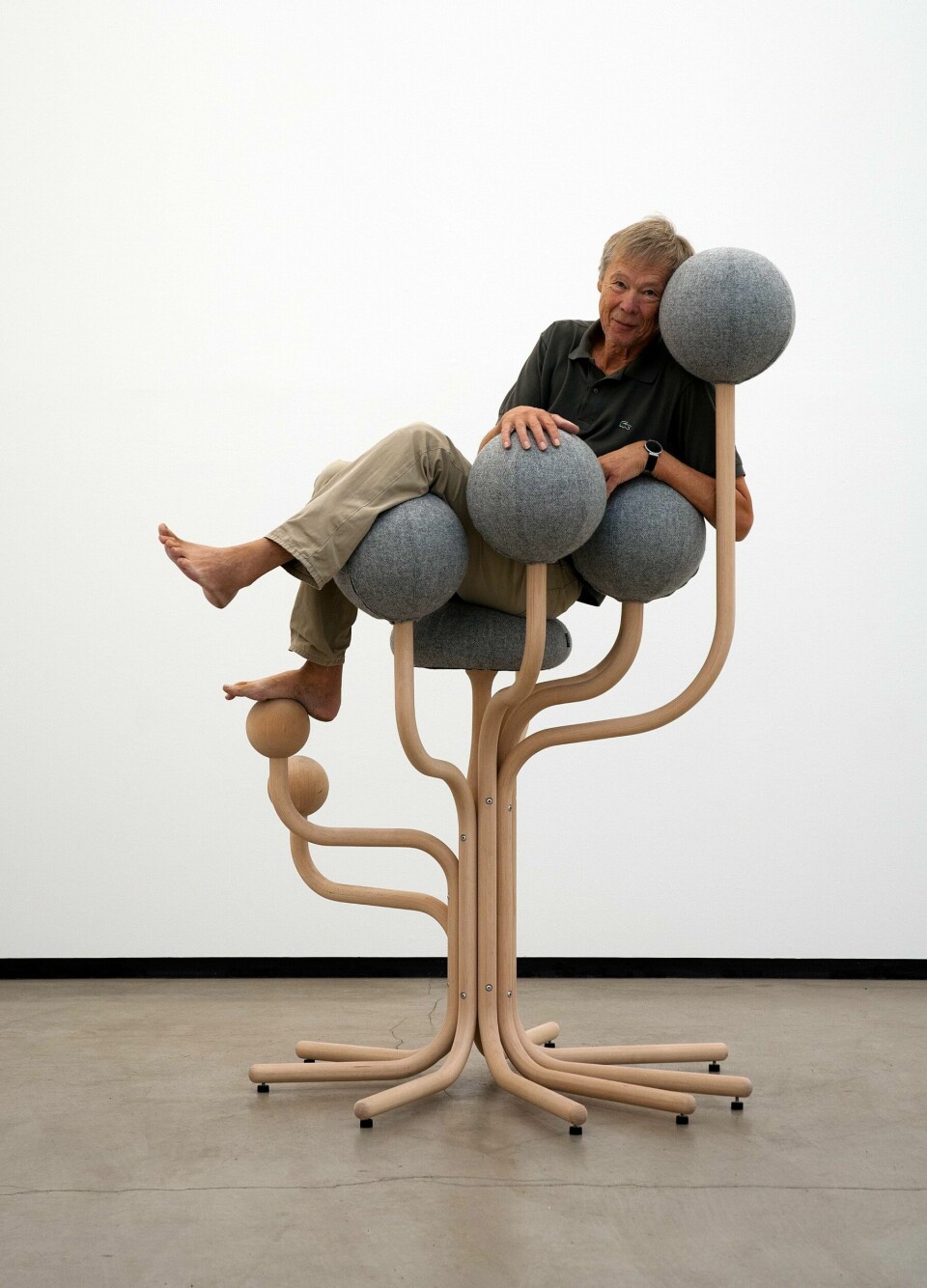 Peter Opsvik er død, 85 år gamnmel. Her er han i sin egen stol Globe Garden, designet i 2014. Peter Opsvik