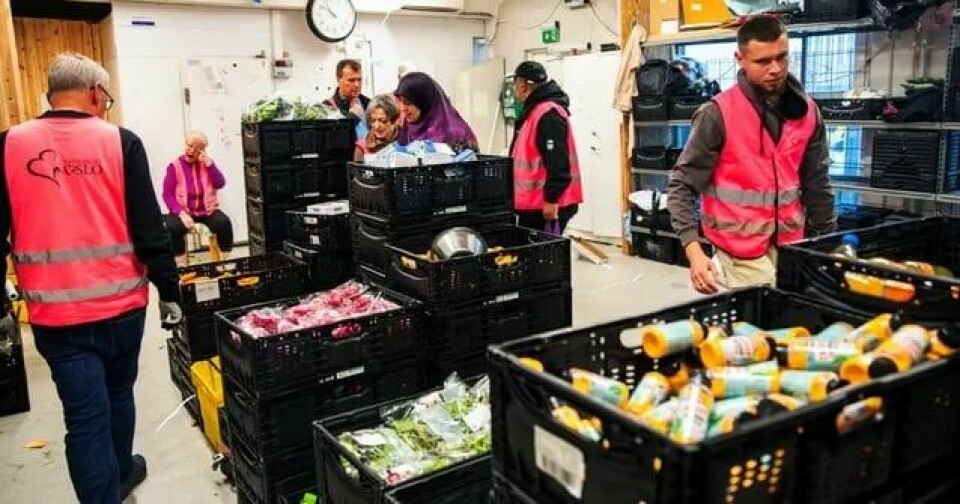 På fredager er det mat, på mandager er det klær som deles ut. Maten kommer fra både matbutikker og matsentralen, men det er dessverre ikke nok til alle. På fredager er det mat, på mandager er det klær som deles ut. Maten kommer fra både matbutikker og matsentralen, men det er dessverre ikke nok til alle.
