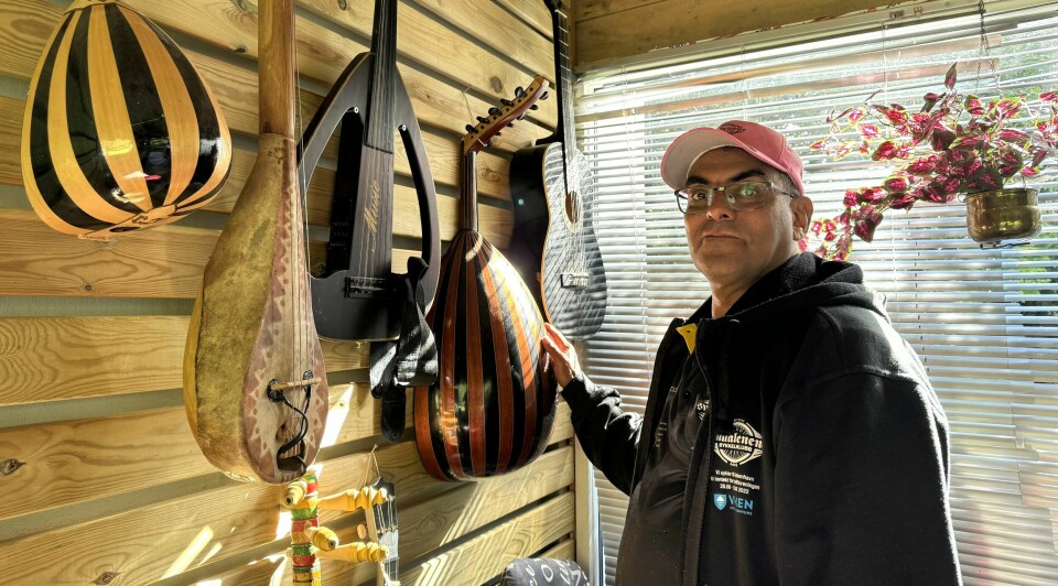 Samir Tawfiq spiller selv gitar. I hagestua har han samlet ulike marokkanske strengeinstrumenter. Samir Tawfiq spiller selv gitar. I hagestua har han samlet ulike Marokkanske strengeinstrumenter.