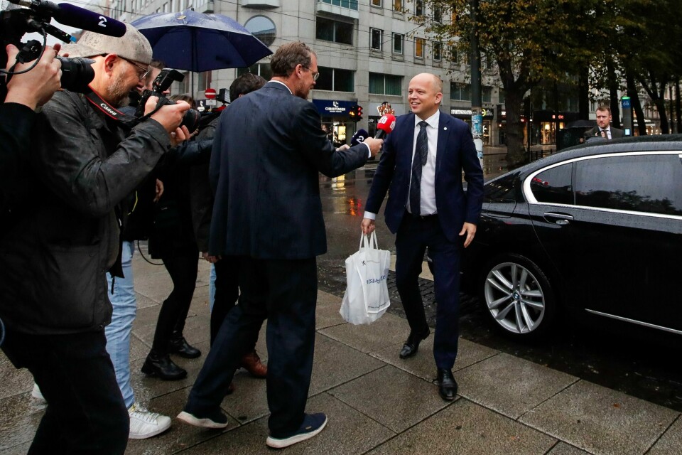 Det er alltid stort hemmelighold og mange unnvikende svar på pressens spørsmål om regjeringens budsjettforslag. Her er finansminister Trygve Slagsvold Vedum (Sp) på vei fra Finansdepartementet til Stortinget før framleggelsen av forslaget til statsbudsjettet for i år. Det er alltid stort hemmelighold og mange unnvikende svar på pressens spørsmål om regjeringens budsjettforslag. Her er finansminister Trygve Slagsvold Vedum (Sp) på vei fra Finansdepartementet til Stortinget før framleggelsen av forslaget til statsbudsjettet for i år. Foto: Emilie Holtet / NTB