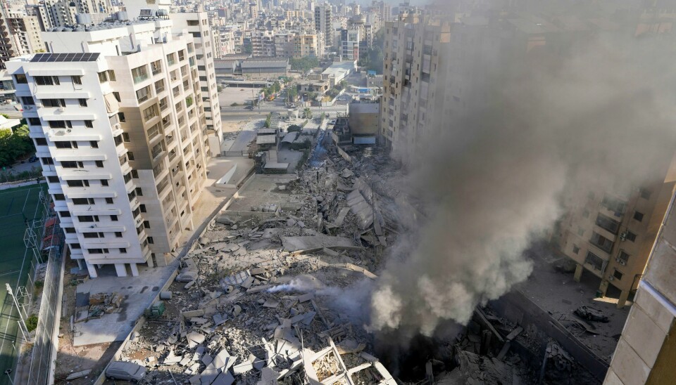 Her fra et luftangrep i Beirut på onsdag. Røyk stiger opp fra ruinene av en bygning etter et israelsk angrep i forstaden Dahieh i Sør-beirut onsdag. Foto: Hassan Ammar / AP / NTB