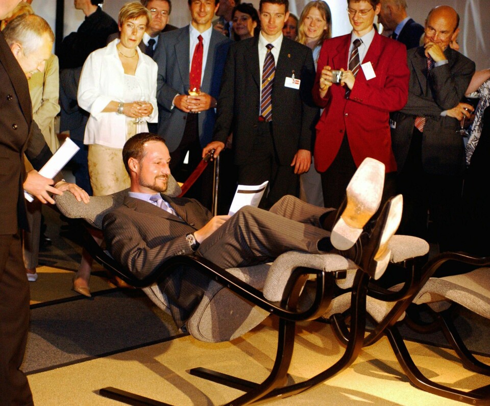 Kronprins Haakon besøker Peter Opsvik sin møbeldesignutstilling på Deutsches Museum i München i 2002. Her prøver kronprinsen en stol. I 2002 åpnet kronprins Haakon Peter Opsviks møbeldesignutstilling på Deutsches Museum i München – her i en av de lekne stolene til Opsvik. Foto: Heiko Junge / NTB