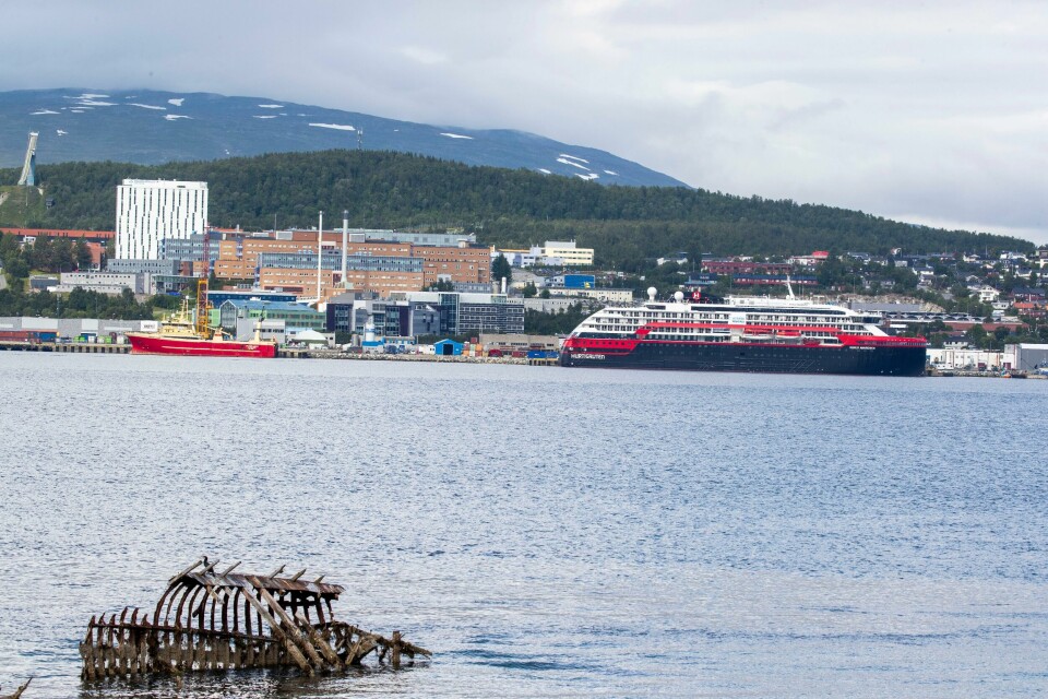Breivika ved Tromsø, her fra 2020. Hurtigruteskipet Roald Amundsen ligger i Breivika ved Tromsø. Mannskapet er fortsatt ombord i karantene.