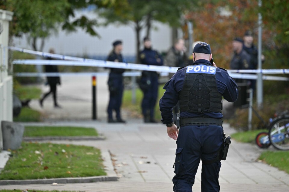 Politiet har sperret av området utenfor en leilighet i Malmö der en mann i 50-årene ble skutt og såret natt til mandag. Mannen døde senere av skadene han var påført. Politiet har sperret av området utenfor en leilighet i Malmö der en mann i 50-årene ble skutt og såret natt til mandag. Mannen døde senere av skadene han var påført. Foto: Johan Nilsson / TT / NTB