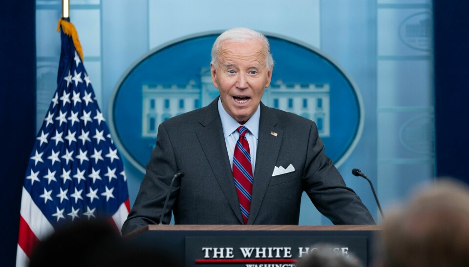President Joe Biden ved den etter hvert så berømte talerstolen i presserommet i Det hvite hus. Her dukket presidenten uventet opp fredag. President Joe Biden ved den etter hvert så berømte talerstolen i presserommet i Det hvite hus. Her dukket presidenten uventet opp fredag. Foto: Ben Curtis / AP / NTB