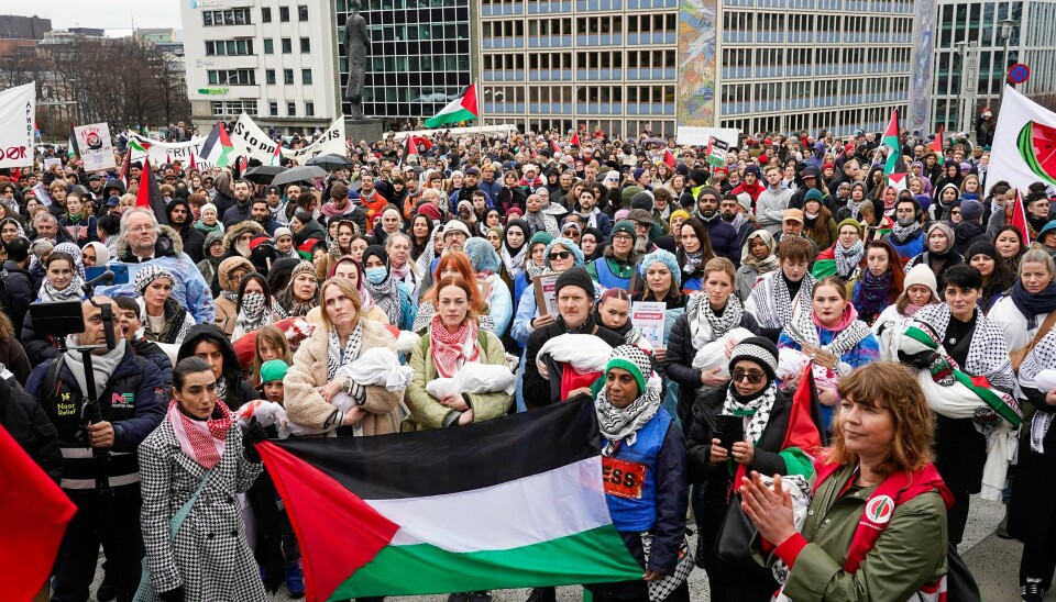 Palestinakomiteen arrangerer Gaza-demonstrasjon utenfor Utenriksdepartementet i Oslo på ettårsdagen for Hamas' terrorangrep mot Israel. Her fra en markering samme sted 6. april i år. Demonstrasjonstoget startet på Grønland Torg klokken 15 og endte utenfor Utenriksdepartementets lokaler på Victoria terrasse i Oslo sentrum. Flere hundre møtte opp. Foto: Terje Bendiksby / NTB