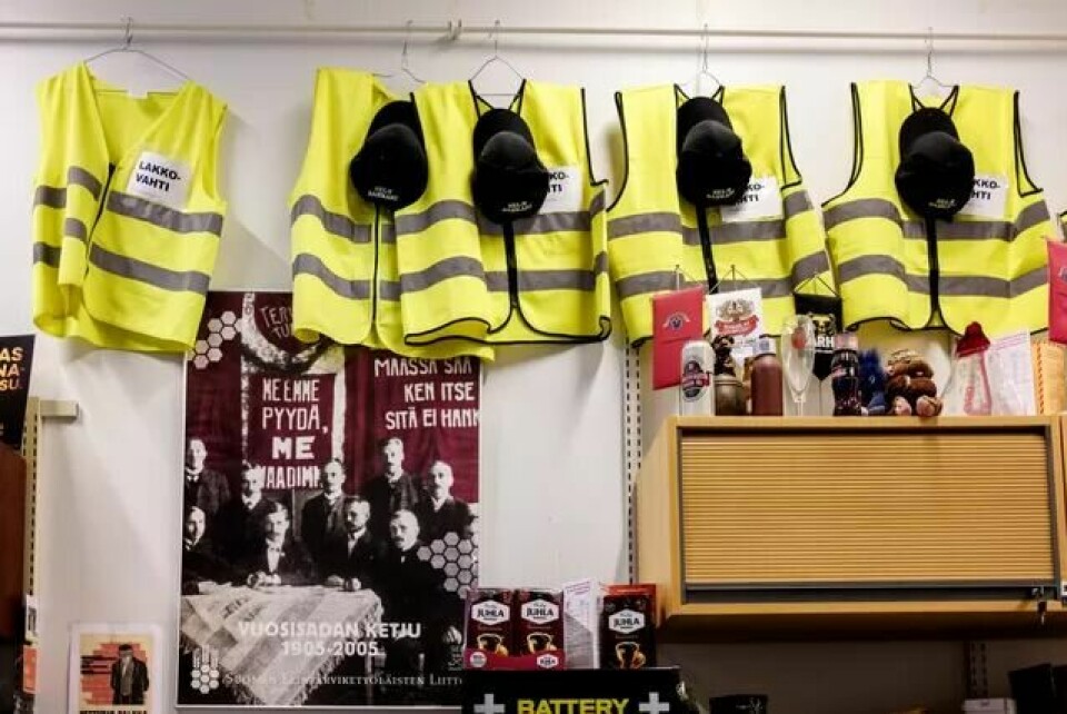 På klubbkontoret i Sinebrychoff er streikevestene hengt opp for denne gang. Men de kan tas i bruk igjen i forbindelse med tariffoppgjøret. På klubbkontoret i Sinebrychoff er streikevestene hengt opp for denne gang. Men de kan tas i bruk igjen i forbindelse med tariffoppgjøret.