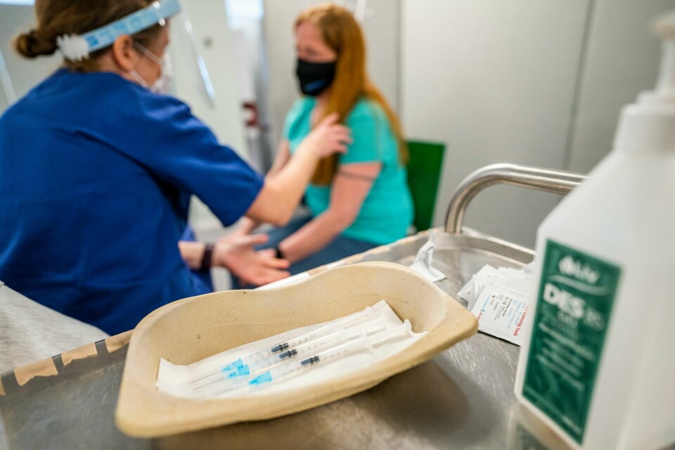 – Allerede i sommer har infeksjonene med koronaviruset økt. Jeg forventer en ytterligere økning utover høsten. Derfor bør alle vurdere behovet for en oppfriskningsdose, sier professoren. Illustrasjonsfoto: Bildet viser en kvinne som får koronavaksine. Håkon Mosvold Larsen / NTB