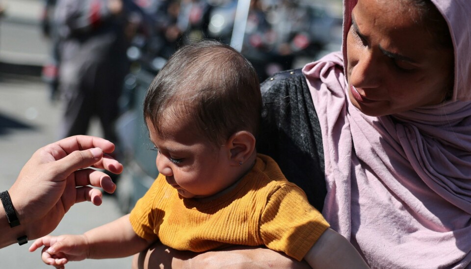 En kvinne og hennes lille barn er fordrevet fra sitt hjem i Libanon. Her får de servert suppe utendørs av organisasjonen Caritas i Beirut. Trygve Svensson ber journalister tenke nøye over hvordan man dekker krigen i Libanon og andre steder i verden. En kvinne og hennes lille barn er fordrevet fra sitt hjem i Libanon. Her får de servert suppe utendørs av organisasjonen Caritas i Beirut. Trygve Svensson ber journalister tenke nøye over hvordan man dekker krigen i Libanon og andre steder i verden.