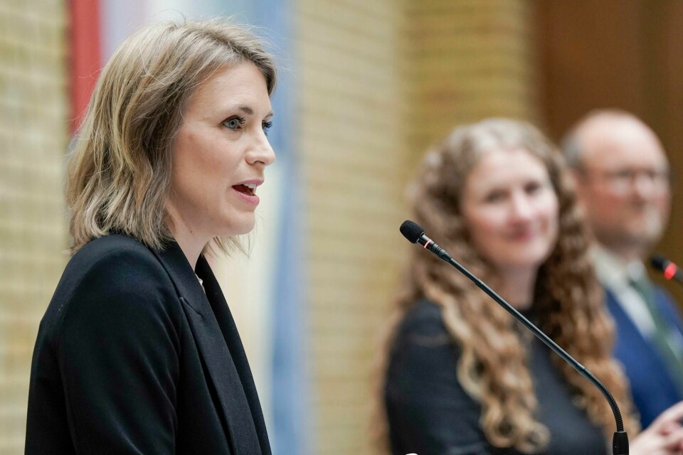F.v. Kari Elisabeth Kaski, som skal lede budsjettforhandlingene for SV i høst. I bakgrunnen Aps Tuva Moflag, hennes motpart fra Ap. Kari Elisabeth Kaski