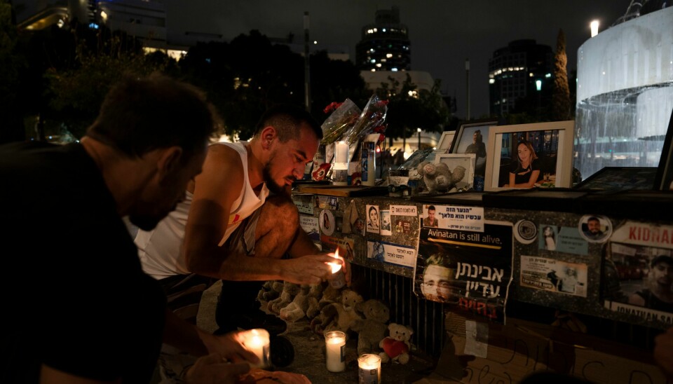 I dag, mandag 7. oktober, er det ett år siden Hamas angrep Israel. Dagen markeres landet rundt. Bildet er fra en minnestund søndag kveld. I dag, mandag 7. oktober, er det ett år siden Hamas angrep Israel. Dagen markeres landet rundt. Bildet er fra en minnestund søndag kveld. Foto: Oded Balilty / AP / NTB