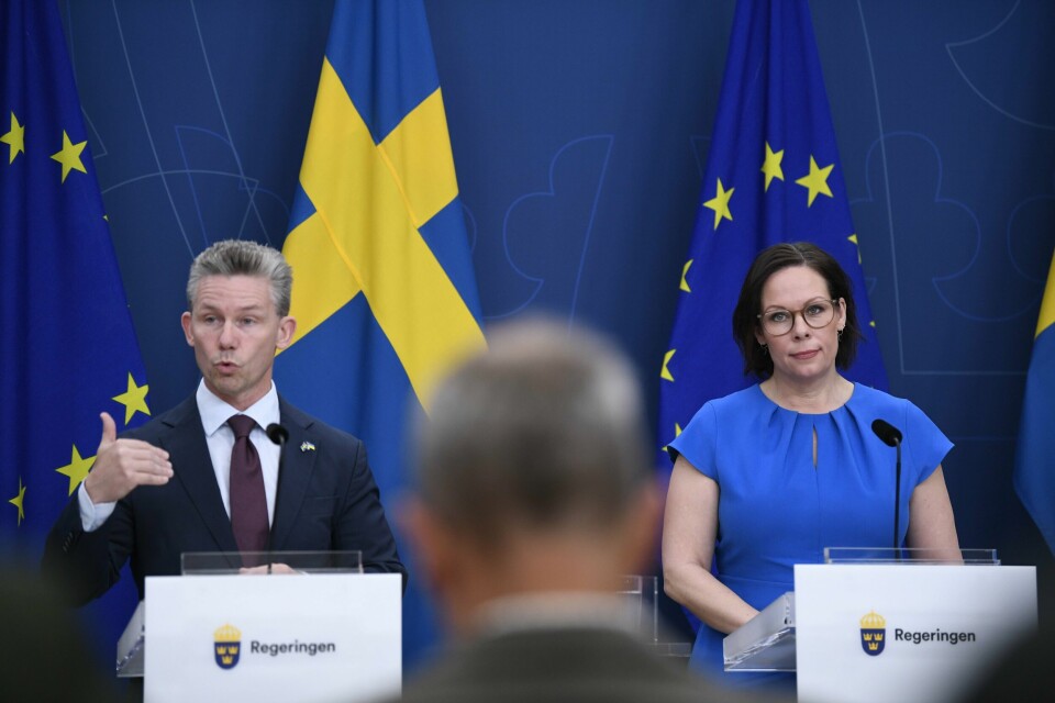 Sveriges forsvarsminister Pål Jonson og utenriksminister Maria Malmer Stenergard på mandagens pressekonferanse der de la fram regjeringens forslag til Sveriges bidrag til Nato. Sveriges forsvarsminister Pål Jonson og utenriksminister Maria Malmer Stenergard på mandagens pressekonferanse der de la fram regjeringens forslag til Sveriges bidrag til Nato. Foto: Jakob Åkersten Brodén / TT / NTB