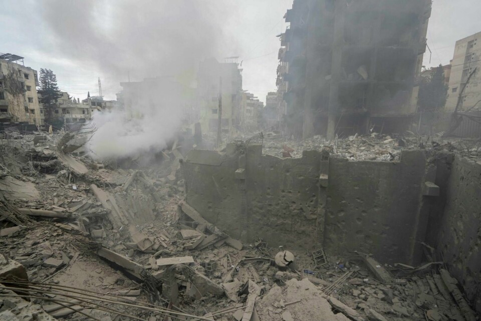 Store ødeleggelser etter israelsk bombing av Beirut i Libanon mandag. Israelske militære sier at Suhail Hussein Husseini, lederen for Hizbollahs hovedkvarter, ble drept i mandagens angrep mot byen. Smoke rises from destroyed buildings at the site of an Israeli airstrike hit in Choueifat, southeast of Beirut, Lebanon, Monday, Oct. 7, 2024. (AP Photo/Bilal Hussein)