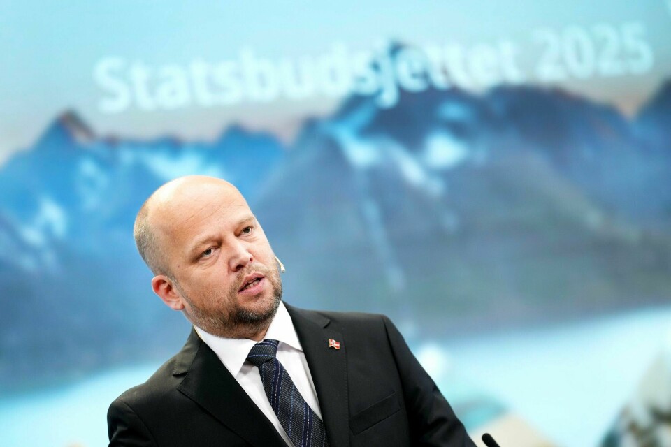 Vi står overfor en klima- og naturkrise, det kriges på mange kontinenter og ulikhetene øker. Et norsk statsbudsjett kan ikke løse noe av dette. Men vi må kunne forvente at det peker framover, skriver Andrew Kroglund. Bildet viser finansminister Trygve Slagsvold Vedum (Sp) etter framleggingen av statsbudsjettet for 2025 mandag. Statsbudsjettet 2025, finansminister Trygve Slagsvold Vedum (Sp).