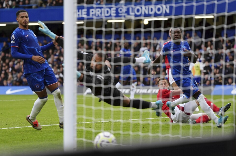 Nottingham Forests Chris Wood ordnet 1-0-scoringen mot Chelsea. Nottingham Forests Chris Wood ordnet 1-0-scoringen mot Chelsea. Foto: Bradley Collyer / PA via AP / NTB.