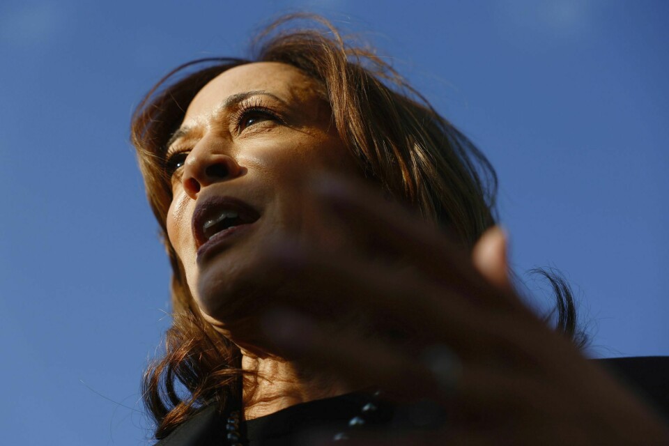 Demokratenes presiedentkandidat og visepresident Kamala Harris. Democratic presidential nominee Vice President Kamala Harris speaks to reporters before boarding Air Force Two to depart for New York at Joint Base Andrews, Md., Monday, Oct. 7, 2024. (Evelyn Hockstein/Pool via AP)