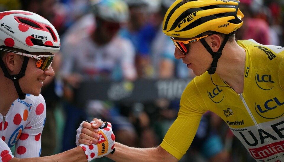 Jonas Abrahamsen og Tadej Pogacar før den 12. etappen i årets Tour de France. Jonas Abrahamsen står nå med like mange poeng som sammenlagtleder Tadej Pogacar i kampen om klatretrøya. Foto: Daniel Cole / AP / NTB