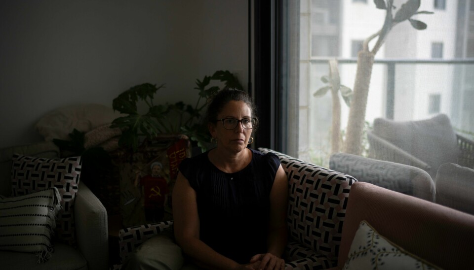 Liat Atzili ble tatt som gissel under Hamas' terroraksjon i Israel for ett år siden, men overlevde. Liat Atzili er én av gislene som ble løslatt etter 54 dager i fangenskap i Gaza. Ektemannen Aviv ble drept. Årsdagen for 7. oktober-angrepene er tyngre enn hun ventet. Foto: Leo Correa / AP / NTB