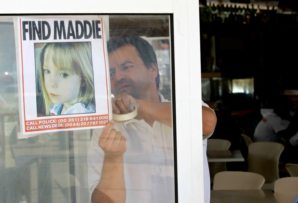 En savnet-plakat med bilde av Madeleine McCann hengt opp i et restaurantvindu i Praia da Luz i Portugal i 2007. En savnet-plakat med bilde av Madeleine McCann hengt opp i et restaurantvindu i Praia da Luz i Portugal i 2007. Foto: Armando Franca / AP / NTB