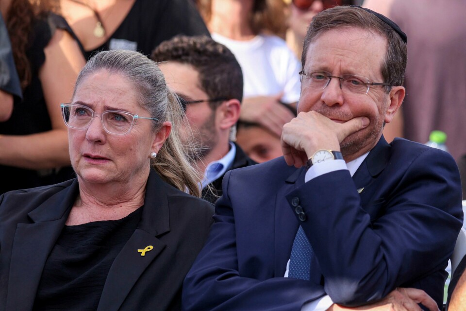 Israels president Isaac Herzog og kona Michal under minnemarkeringen for terrorangrepet 7. oktober i fjor. Israels president Isaac Herzog og kona Michal under minnemarkeringen for terrorangrepet 7. oktober i fjor. Foto: Gil Cohen-Magen/Pool via AP / NTB