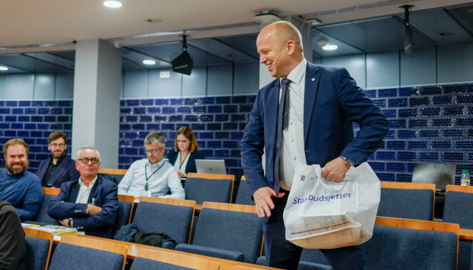 Slik så det ut da finansminister Trygve Slagsvold Vedum (Sp) la fram statsbudsjettet i fjor. I år vil han trolig oppfylle løftet om å fjerne den midlertidige arbeidsgiveravgiften. Så får vi se, da, om næringslivet følger opp og applauderer, skriver Kjetil Staalesen.