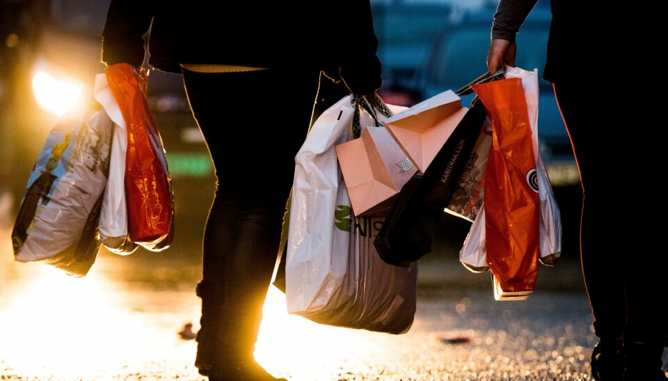 Folk flest vil ha mer å rutte med takket være regjeringens foreslåtte statsbudsjett, mener to eksperter på privatøkonomi. Vestby 20161125.Kunder med fulle handleposer går mot parkeringsplassen under 'Black Friday'-salget til Norwegian Outlet i Vestby i Akershus tidlig fredag morgen.Foto: Jon Olav Nesvold / NTB