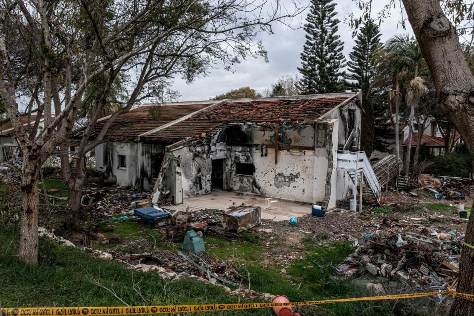Et av husene i Be'eri-kibbutzen som ble angrepet av Hamas 7. oktober 2023. Et sønderskutt hus i kibbutzen Be'eri ikke mange kilometer fra grensen mot Gaza. Her ble over 100 mennesker drept i morgentimene 7. oktober. IDF erkjenner at hjelpen kom for sent og var dårlig organisert. Foto: Tsafrir Abayov / AP / NTB