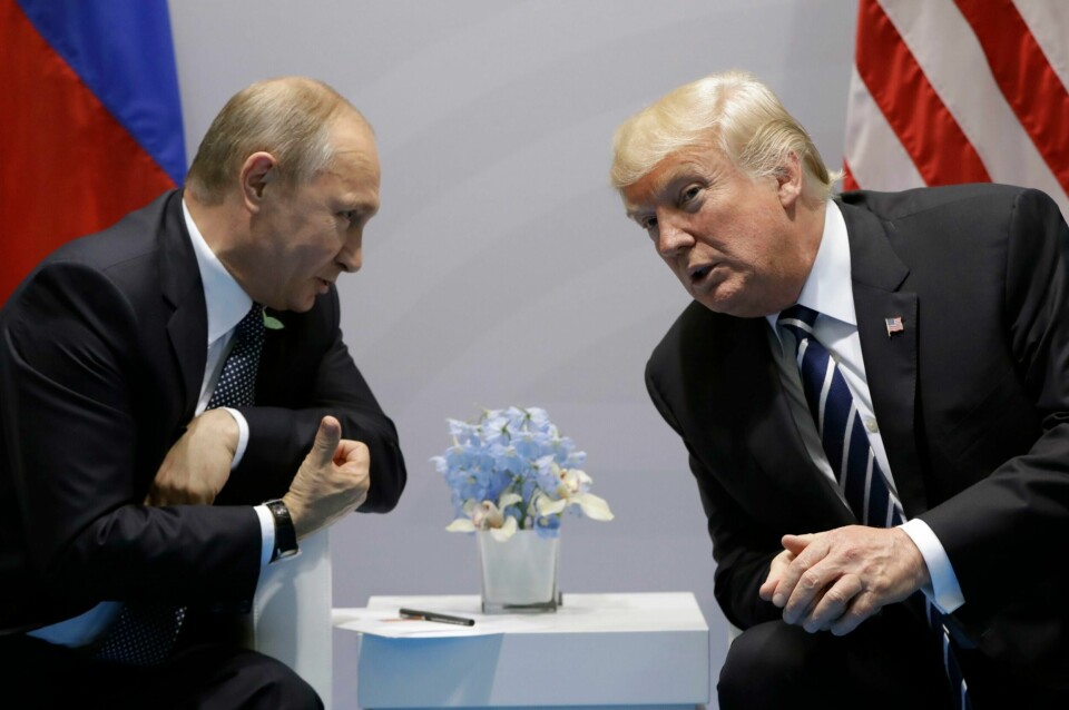 USAs president Donald Trump (t.v.) sendte koronatester til Russland i koronapandemien, ifølge Russlands president Vladimir Putins talsperson. Her er de to avbildet under G20-møtet i 2017. President Donald Trump meets with Russian President Vladimir Putin at the G20 Summit, Friday, July 7, 2017, in Hamburg. (AP Photo/Evan Vucci)