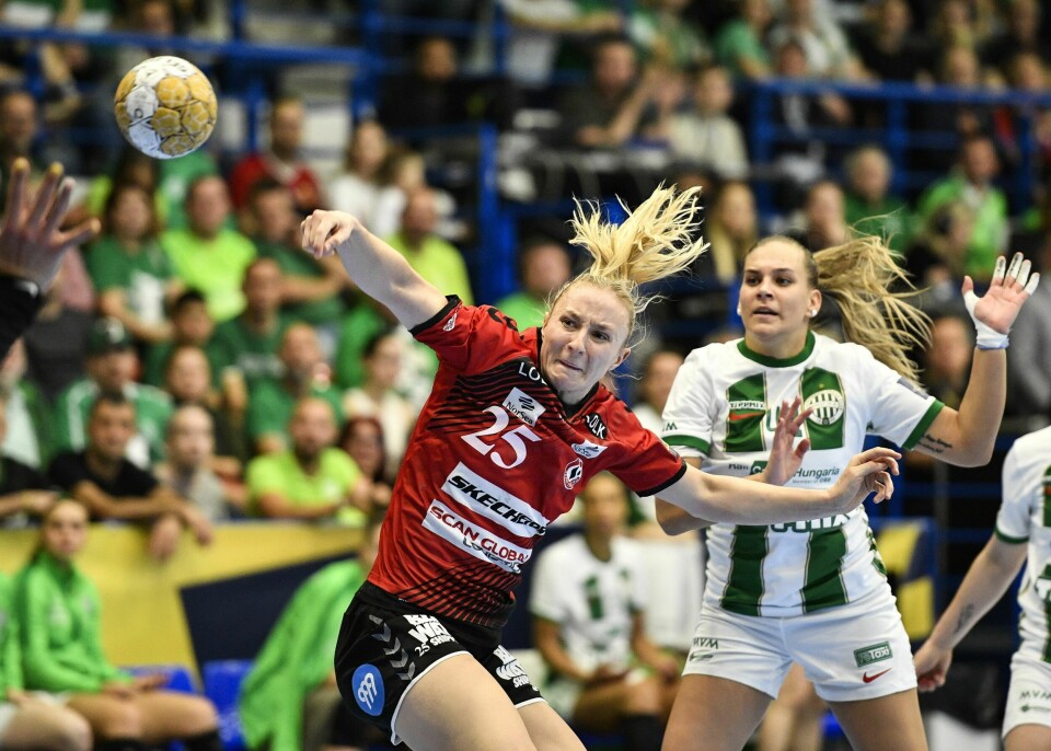 Henny Reistad og Esbjerg møter Odense i en norsk duell i den danske håndballigaen onsdag. Henny Reistad (t.v.) hamret inn ni mål da Esbjerg vant i mesterligaen søndag. Her er landslagsspilleren fra forrige sesong. Foto: Boglarka Bodnar / MTI / AP / NTB