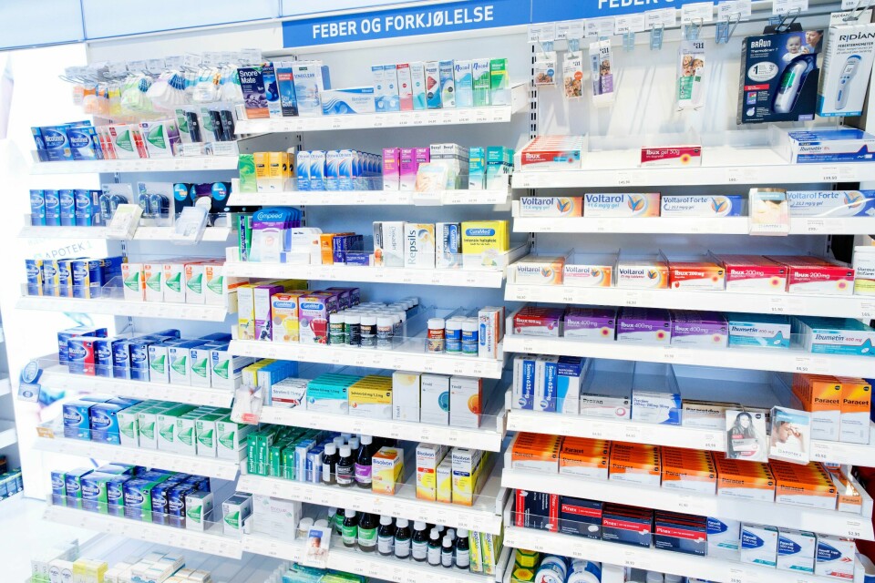Norsk forening for allmennmedisin, Norges Farmaceutiske Forening og Den norske tannlegeforening ønsket at ibuprofen kun skulle bli solgt på apotek. Direktoratet for medisinske produkter er ikke enig. Bilde av produkthyller på et apotek. Bruken av smertestillende legemidler har økt i Norge de siste ti årene.
