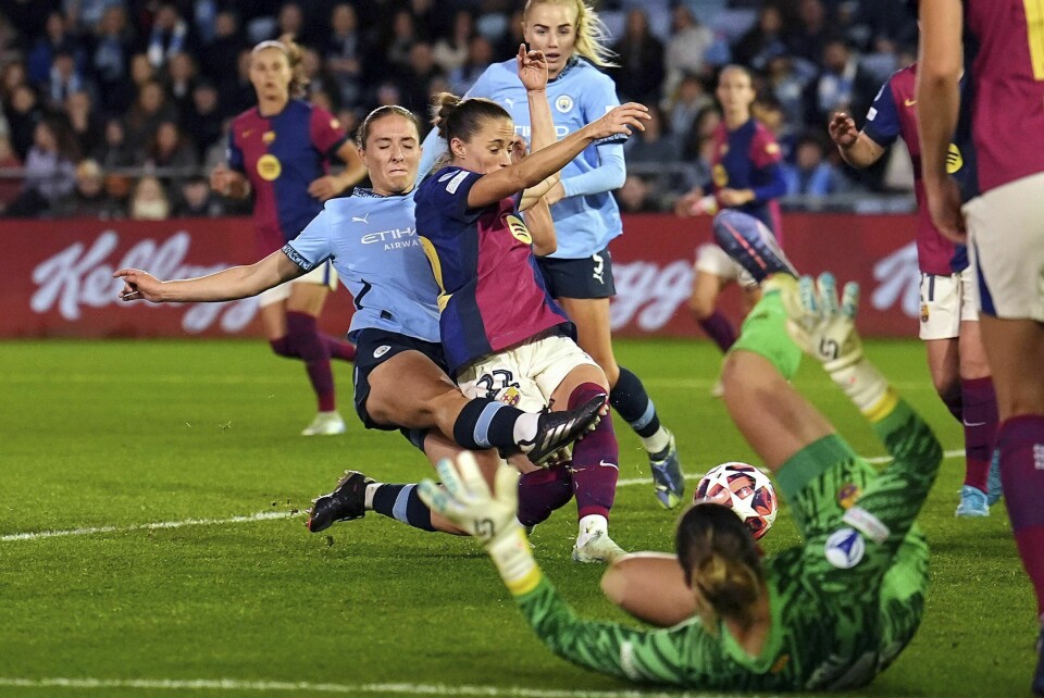 Naomi Layzell scorer for Manchester City etter hjørnespark i mesterligakampen mot tittelforsvarer Barcelona Naomi Layzell scorer for Manchester City etter hjørnespark i mesterligakampen mot tittelforsvarer Barcelona. Foto: Martin Rickett, PA via AP / NTB