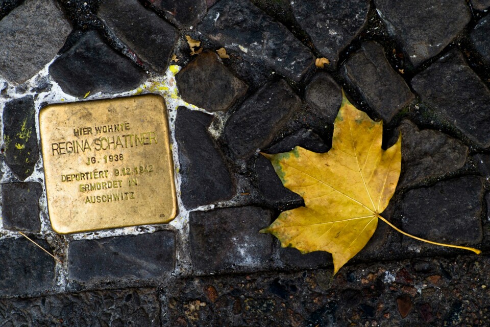 Flere snublesteiner til minne for holocaust-ofre har blitt stjålet i den tyske byen Zeitz. Bildet viser en snublestein i Tysklands hovedstad Berlin. Norge har også slike minnesmerker rundt om i landet. Flere snublesteiner til minne for holocaust-ofre har blitt stjålet i den tyske byen Zeitz. Bildet viser en snublestein i Tysklands hovedstad Berlin. Norge har også slike minnesmerker rundt om i landet. Illustrasjonsfoto: Markus Schreiber / AP / NTB