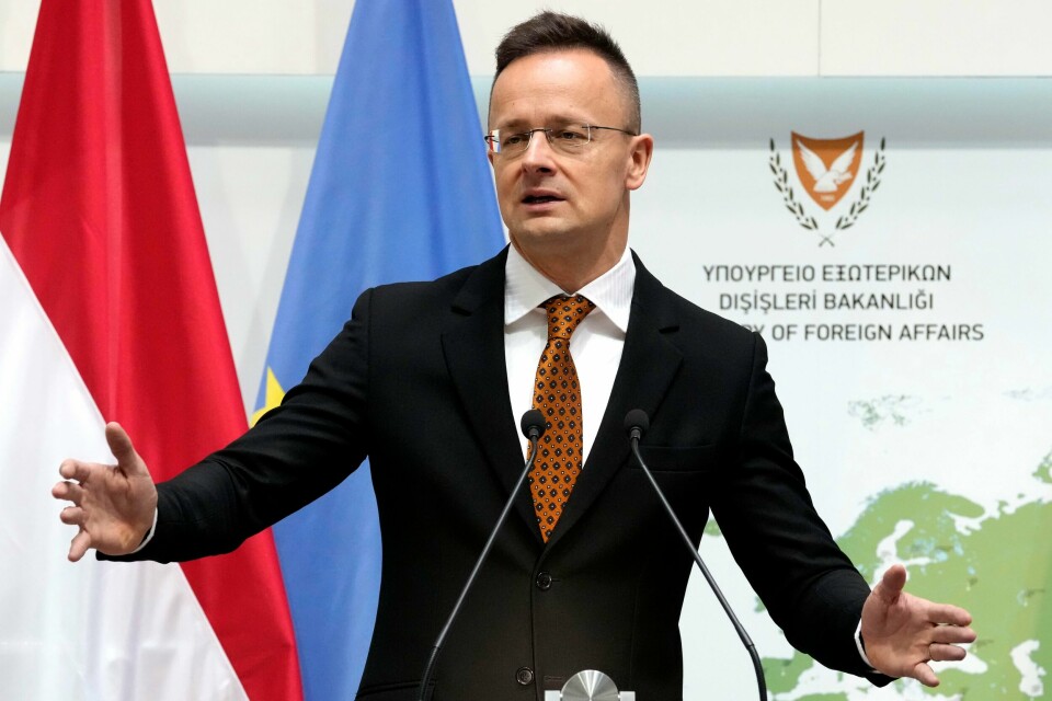 Ungarns utenriksminister Peter Szijjarto sier landet skal signere en ny avtale med russiske Gazprom torsdag. Ungarns utenriksminister Peter Szijjarto sier at han har fått en gruppe med jurister til å se om det er mulig å stanse en EU-pakke med våpenstøtte til Ukraina. Bildet er tatt på Kypros 2. april. Foto: Petros Karadjias / AP / NTB
