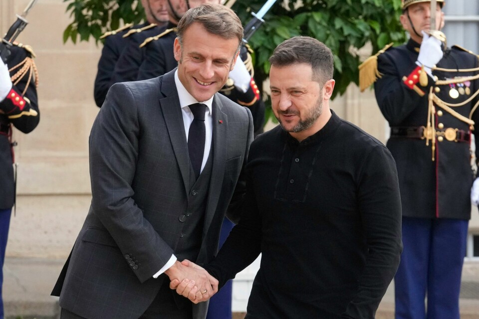 Volodymyr Zelenskyj landet torsdag i Paris og er i gang med sitt møte med Frankrikes president Emmanuel Macron. Volodymyr Zelenskyj har landet i Paris og er i gang med sitt møte med Frankrikes president Emmanuel Macron. Foto: Michel Euler / AP / NTB