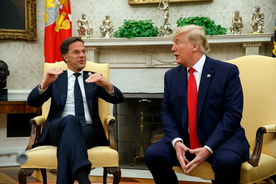 Den nye Nato-sjefen Mark Rutte (t.v.) har i likhet med forgjengeren Jens Stoltenberg fått ros for måten han håndterte Donald Trump (t.h.) på da sistnevnte satt i Det hvite hus. Mark Rutte har fått kallenavnet «Trump-hviskeren» for sin evne til å håndtere Donald Trump da han var president i USA. Arkivfoto: Alex Brandon / AP / NTB