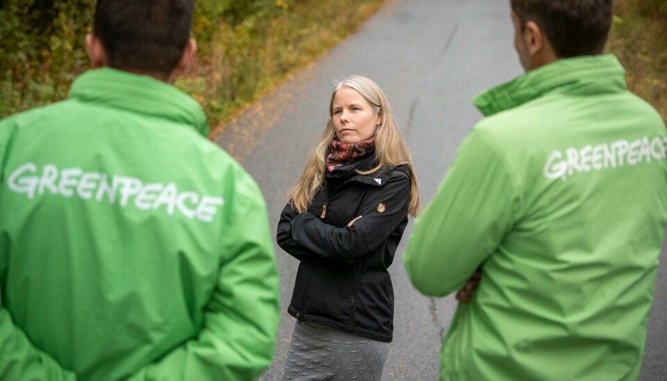 SV-leder Kirsti Bergstø i samtale med Greenpeace-medlemmer ved en tidligere anledning. Greenpeace er blant de inviterte til møtet med SV. SV-leder Kirsti Bergstø i samtale med Greenpeace-medlemmer ved en tidligere anledning. Greenpeace er blant de inviterte til møtet med SV. Foto: Ole Berg-Rusten / NTB