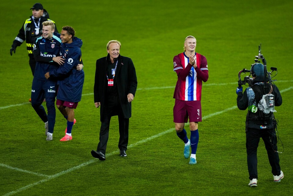 Erling Braut Haaland takker publikum etter oppgjøret på Ullevaal stadion. Erling Braut Haaland takker publikum etter oppgjøret på Ullevaal stadion.